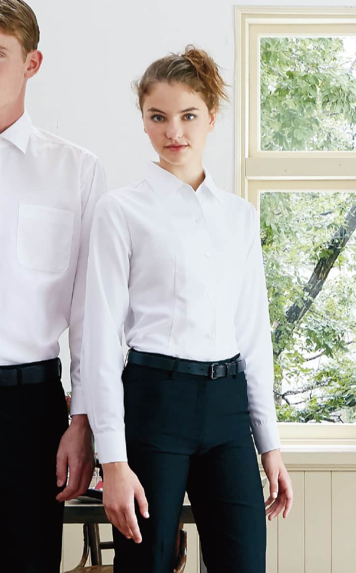 透けにくいストレッチ長袖シャツ[女性用]　飲食店　カフェ等におすすめ　 モデル着用例