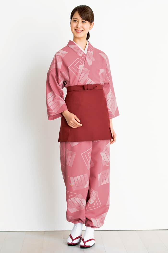 本物の日本の和を感じてもらう　和風飲食店、旅館に合うピンクの茶衣着スタイル