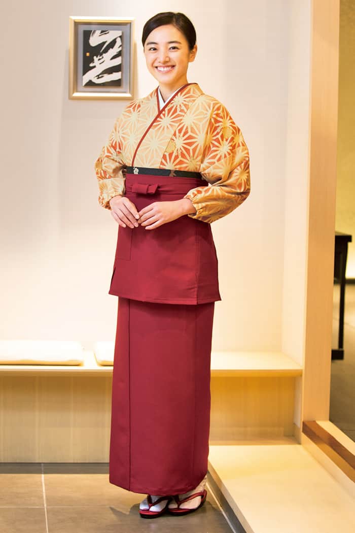 本物の日本の和を感じてもらう　和風飲食店、旅館に合う華やかなダークレッドの茶衣着スタイル
