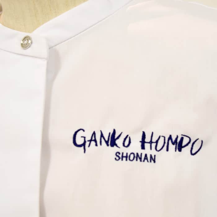 飲食店サービス制服刺繍実績　GANKO HONPO様(シャツ　ロゴ刺繍)