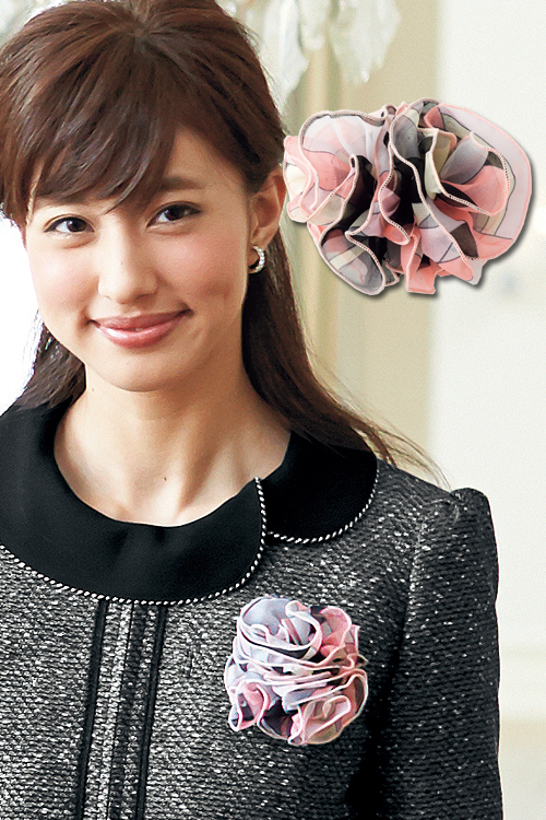 【受付・案内制服】ピンクのふんわりコサージュ ヘアアクセも可能