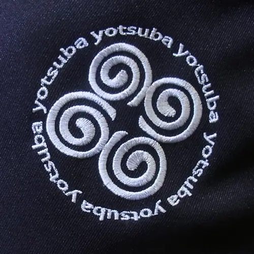 オリジナル制服製作実績 ロゴ刺繍 /Yotsuba様/飲食店サービス制服ユニフォームナイスユニ