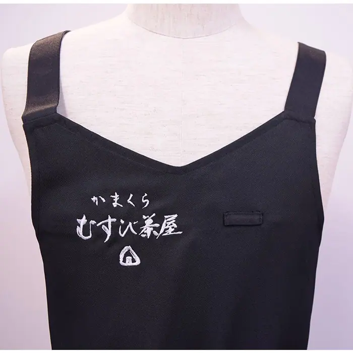 オリジナル制服製作実績 ロゴ刺繍 /かまくら　むすび茶屋 様/飲食店サービス制服ユニフォームナイスユニ