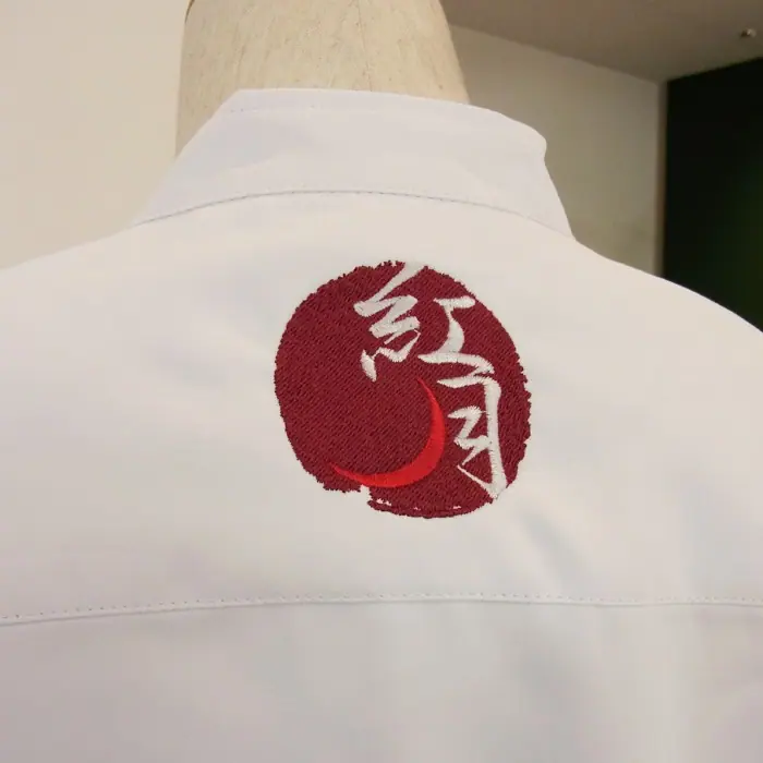 オリジナル制服製作実績 ロゴ刺繍 /紅月様/飲食店サービス制服ユニフォームナイスユニ