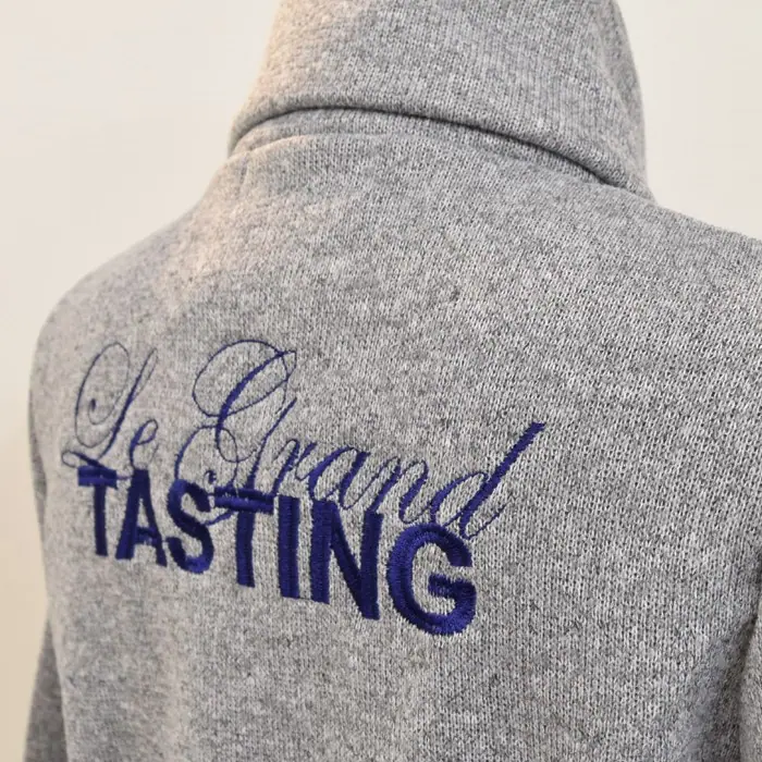 オリジナル制服製作実績 ロゴ刺繍 /ピーロート・ジャパン様/飲食店サービス制服ユニフォームナイスユニ