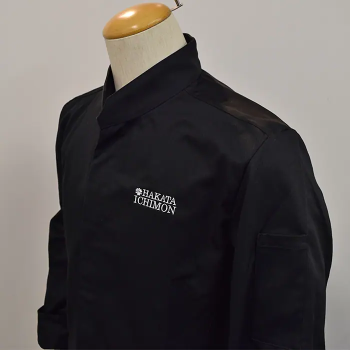 オリジナル制服製作実績 ロゴ刺繍 /博多もつ炊き餃子一門様/飲食店サービス制服ユニフォームナイスユニ