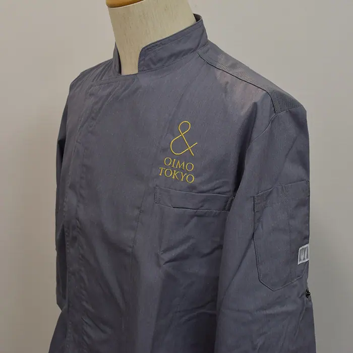 オリジナル制服製作実績 ロゴ刺繍 /20200909_株式会社芋匠様/飲食店サービス制服ユニフォームナイスユニ