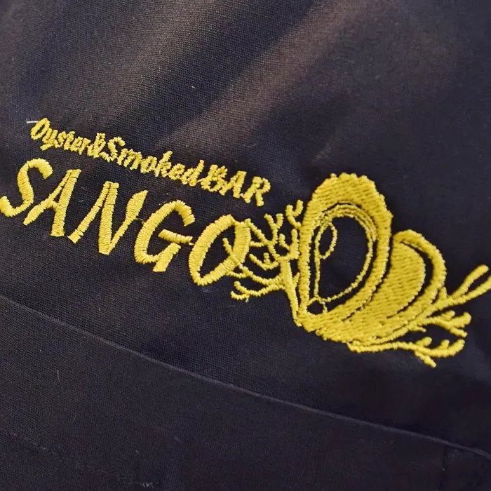 オリジナル制服製作実績 ロゴ刺繍 /oyster&smoked berSANGO様/飲食店サービス制服ユニフォームナイスユニ