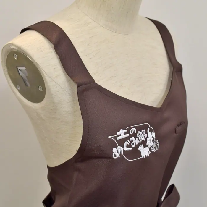 オリジナル制服製作実績 ロゴ刺繍 /土のめぐみ館様/飲食店サービス制服ユニフォームナイスユニ