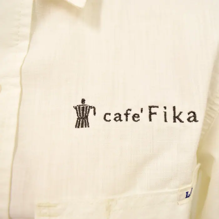オリジナル制服製作実績 ロゴ刺繍 /2021/8/23 cafe'Fika様/飲食店サービス制服ユニフォームナイスユニ
