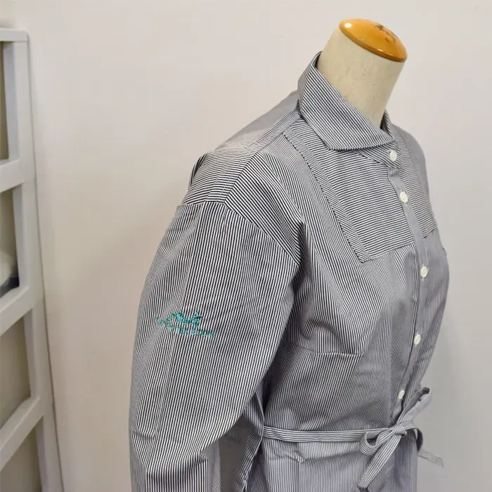 オリジナル制服製作実績 ロゴ刺繍 /㈱かめいあんじゅ様/飲食店サービス制服ユニフォームナイスユニ