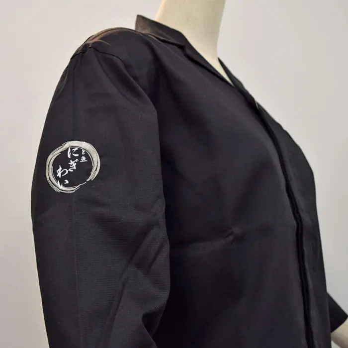 オリジナル制服製作実績 ロゴ刺繍 /糸島串と魚にぎわい様/飲食店サービス制服ユニフォームナイスユニ