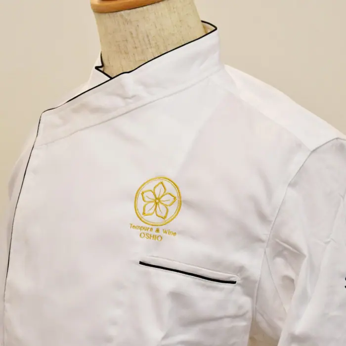 オリジナル制服製作実績 ロゴ刺繍 /天ぷらとワインOHSHIO様/飲食店サービス制服ユニフォームナイスユニ