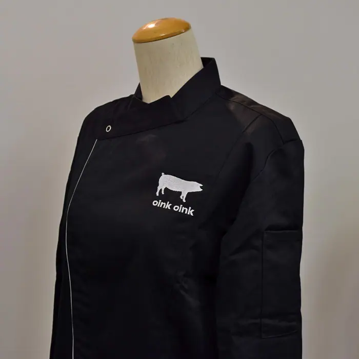 オリジナル制服製作実績 ロゴ刺繍 /2021/8/5_Oink Oink様/飲食店サービス制服ユニフォームナイスユニ