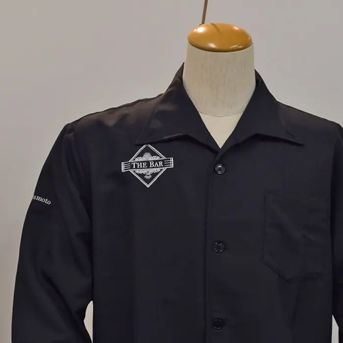 オリジナル制服製作実績 ロゴ刺繍 /WORLDIMPORT様/飲食店サービス制服ユニフォームナイスユニ