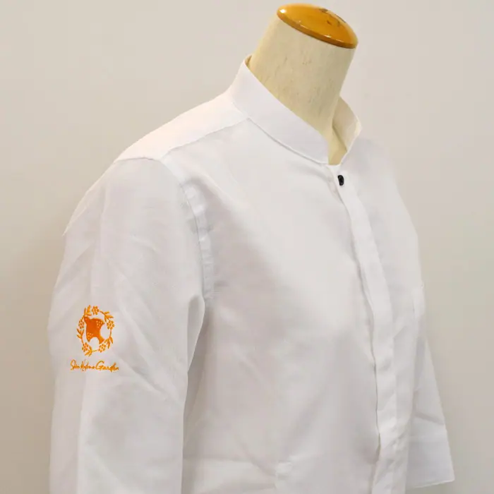 オリジナル制服製作実績 ロゴ刺繍 /株式会社しおんこども園様/飲食店サービス制服ユニフォームナイスユニ