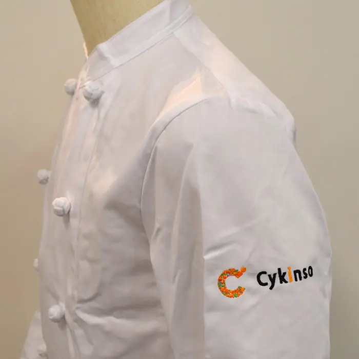 オリジナル制服製作実績 ロゴ刺繍 /サイキンソー株式会社様/飲食店サービス制服ユニフォームナイスユニ