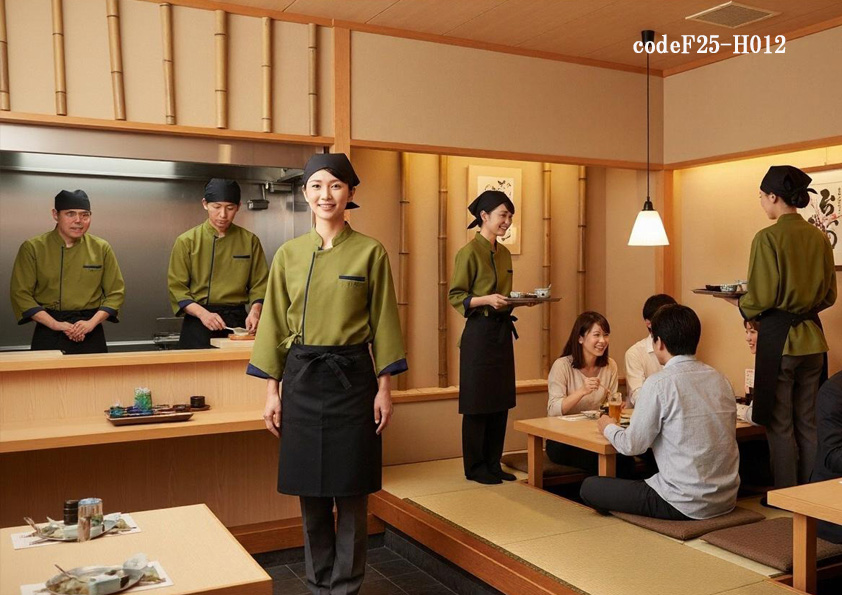 codeF25-H012 飲食店サービス店舗制服コーデ　【飲食店ユニフォーム】抹茶色ショップコート×黒前掛け｜和の雰囲気に合うおしゃれコーデ