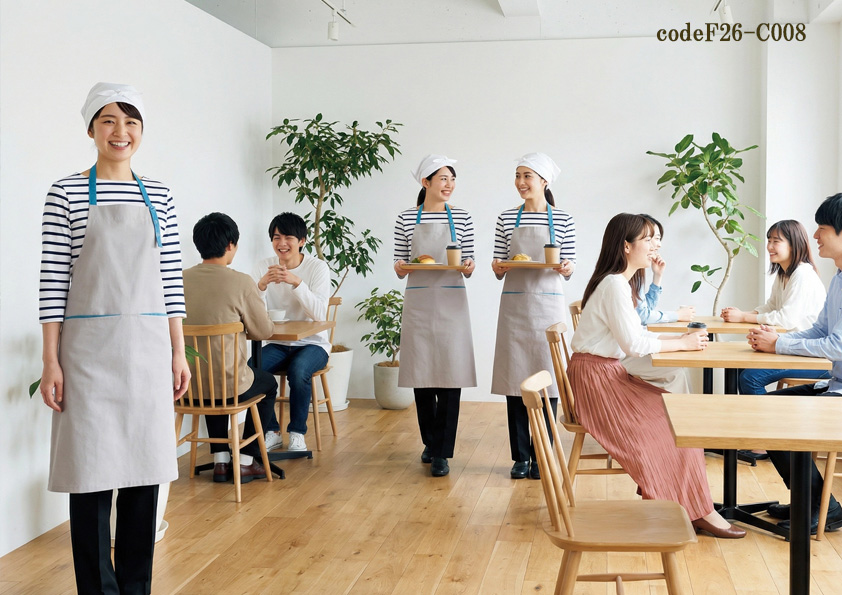 codeF26-C007 飲食店サービス店舗制服コーデ　白を基調にした明るいカフェに映える｜2026年新作 ブルー差し色が可愛い胸当エプロンコーデ