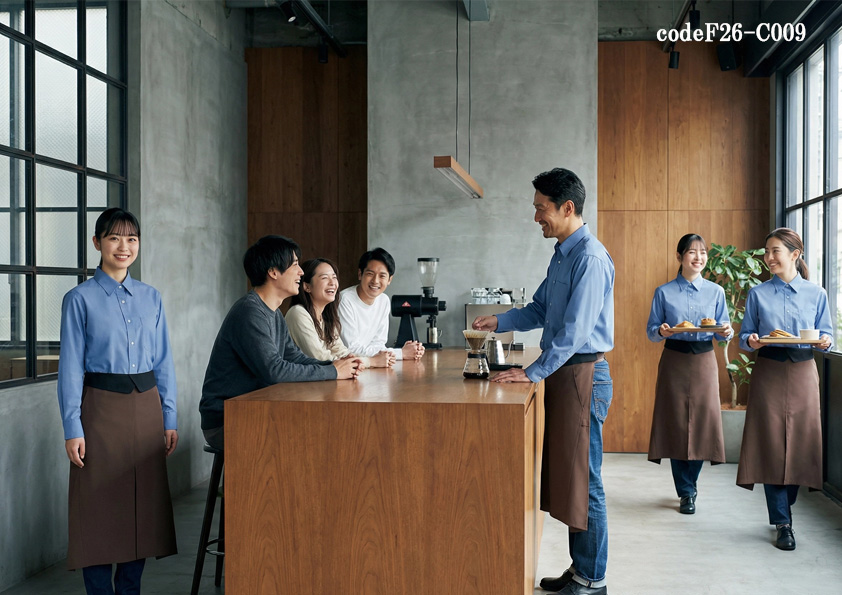 codeF26-C009 飲食店サービス店舗制服コーデ　都会的で本格的な雰囲気を演出｜ブラウン腰下エプロン×サックスシャツの大人カフェコーデ