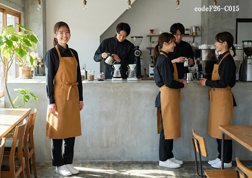codeF26-C015 飲食店サービス店舗制服コーデ　コンクリート調カフェに映える制服｜茶色×黒 首掛けエプロンのおしゃれコーデ