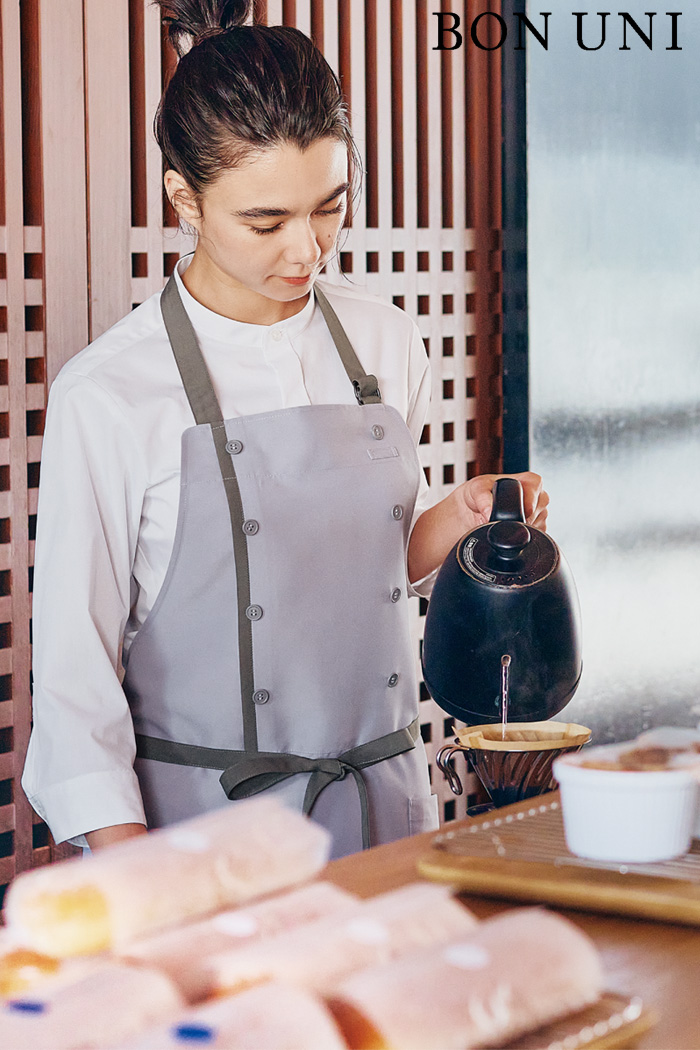 【飲食店ユニフォームはコーデから選ぶ】グレーのコックコート風エプロンでコーディネート