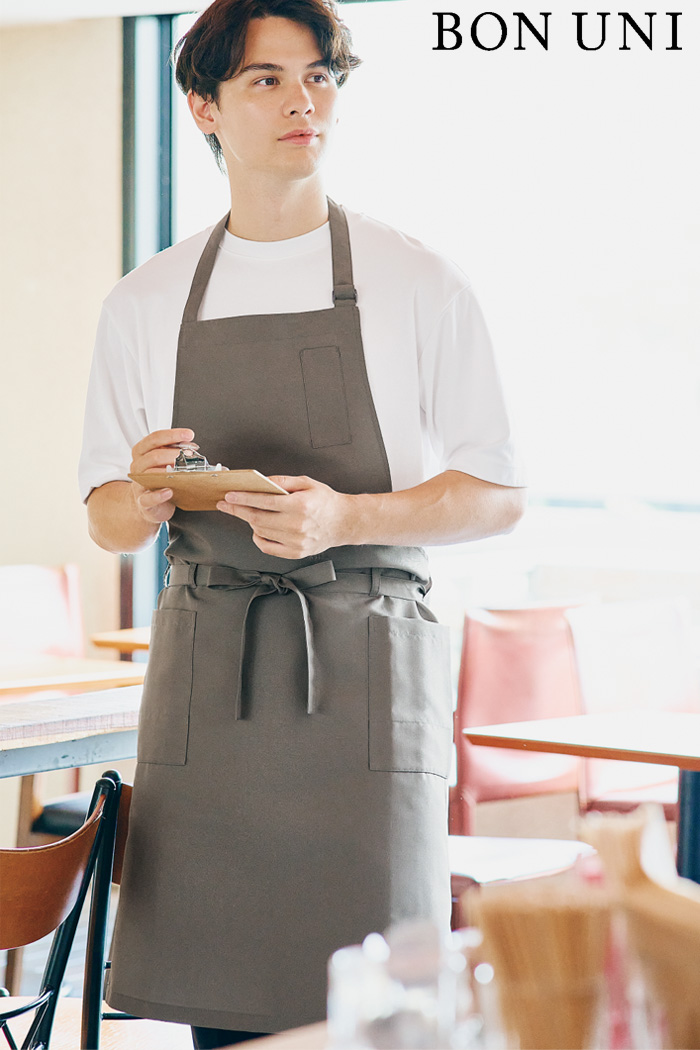 【飲食店ユニフォームはコーデから選ぶ】Tシャツにモスグレーのエプロンでコーディネート