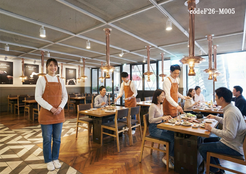 codeF26-M005 飲食店ホテル・サービス店舗制服コーデ　女性が入りやすい焼肉店の飲食店制服｜オレンジエプロン×白シャツの爽やかユニフォーム