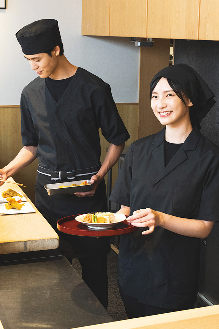 【飲食店ユニフォームはコーデから選ぶ】涼しく快適な調理白衣を着用したブラックコーディネート