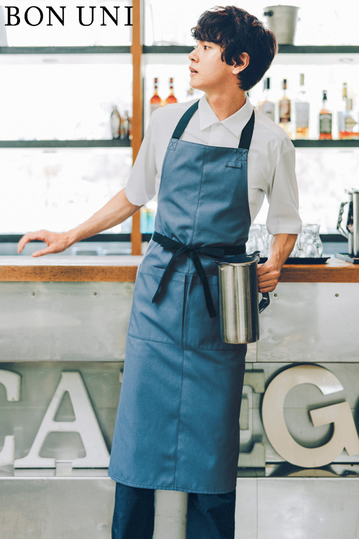 カフェ×爽やか×白シャツにブルーエプロンでコーディネート