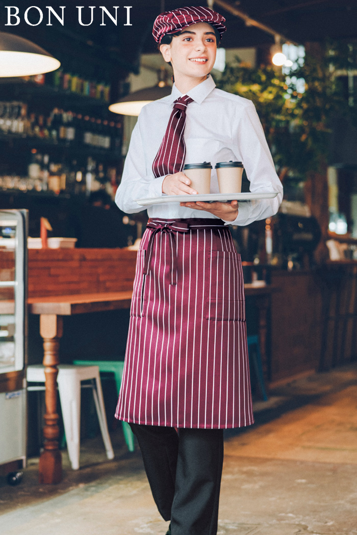 カフェ×カジュアル×白シャツにストライプ柄エンジのエプロン・タイ・ハンチングでコーディネート