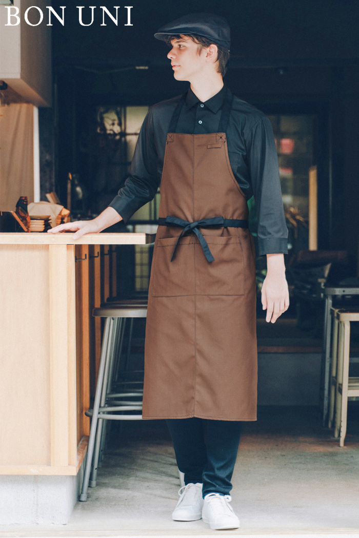 カフェ×落ち着いた×黒シャツにブラウンのエプロン・タイ・ハンチングでコーディネート