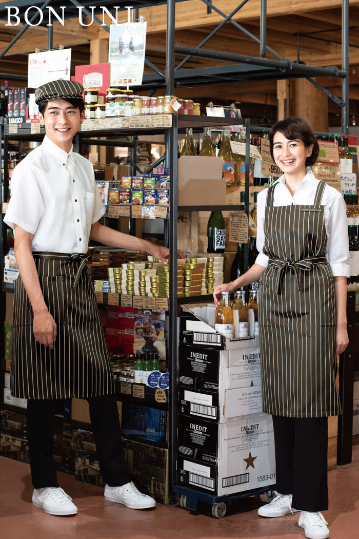 食品小売業（専門店）×白シャツにストライプ柄ブラック・ブラウンのエプロンでコーディネート