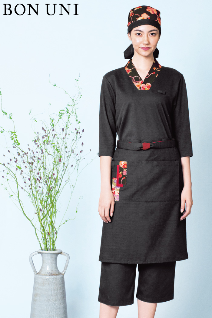 和食店×動きやすい×黒のニットシャツに和柄をプラスした和コーディネート