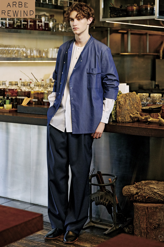 【飲食店ユニフォームはコーデから選ぶ】c00132カフェ×個性的×シャツにコックコートを羽織ったスタイル