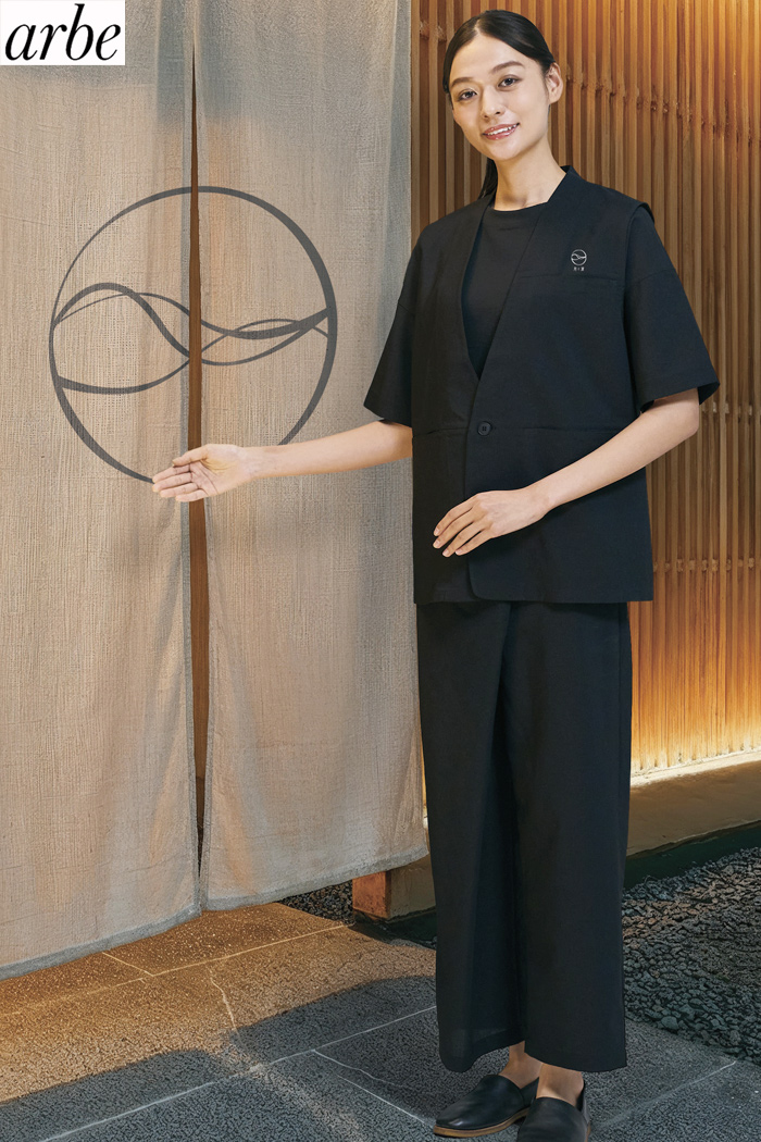 【飲食店ユニフォームはコーデから選ぶ】c00135ホテル×和モダン×凛とした全身黒のベストスタイル