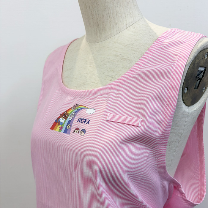 オリジナル制服製作実績 転写プリント 胸付きエプロン（別注）/20260401_保育室ハピネス様/ナイスユニのオリジナル制服製作事例
