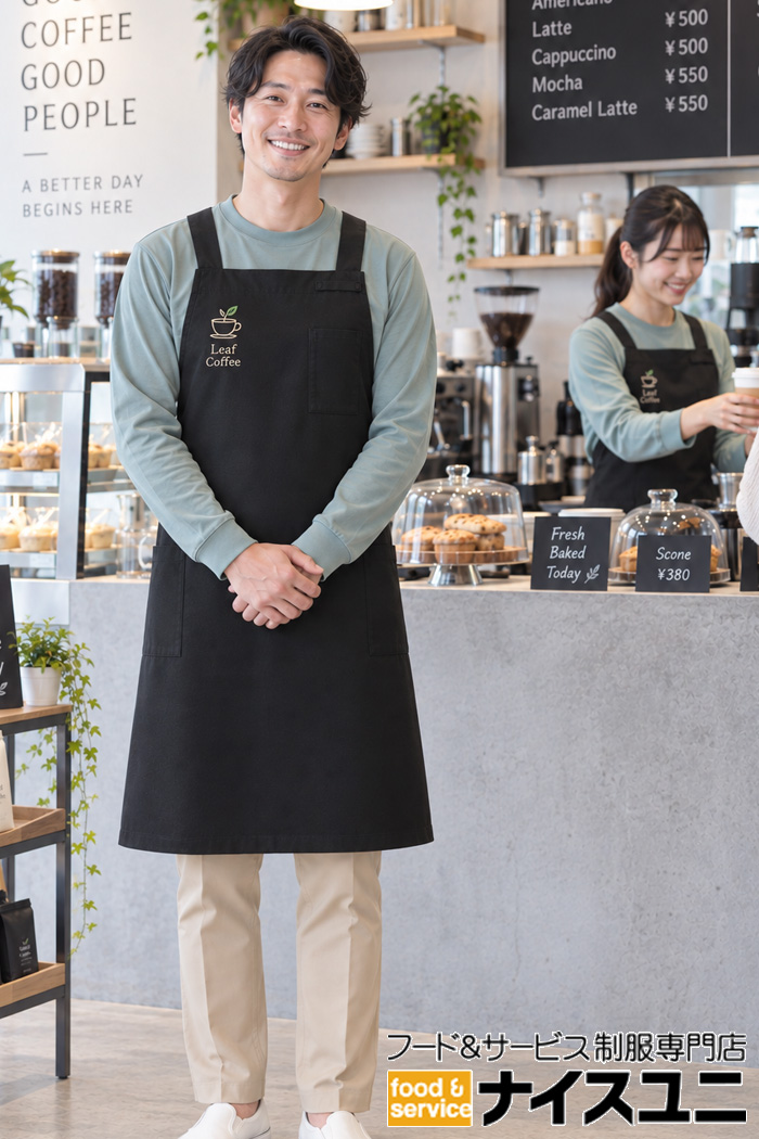 飲食店販売店ユニフォームはコーディネートから選ぶ｜低価格でもおしゃれなコーヒーショップ制服｜スモーキーグリーンTシャツ×黒エプロン【cp0022】