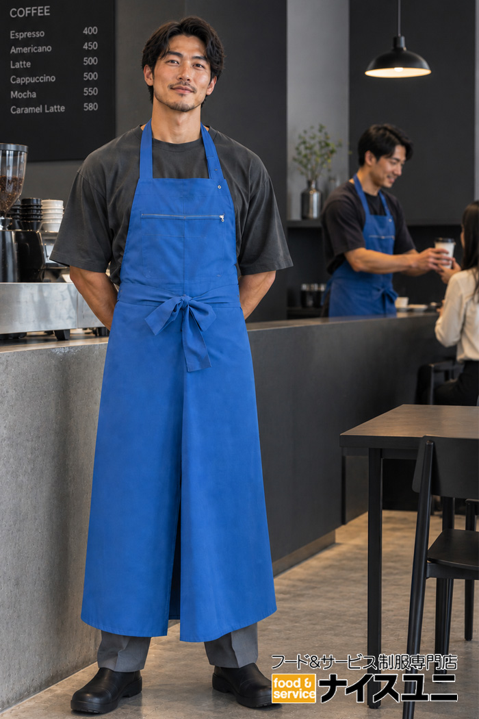 カフェスタッフのブルーエプロンコーデ｜ブラック空間に映えるスタイリッシュな制服｜飲食店販売店ユニフォームはコーディネートから選ぶ【cp0027】