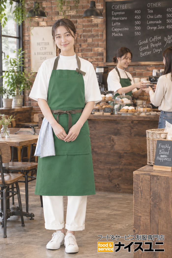 ナチュラルカフェのキッチン兼ホールスタッフ制服｜白Tシャツ×グリーンエプロンのカジュアルコーデ｜飲食店販売店ユニフォームはコーディネートから選ぶ【sv0081】