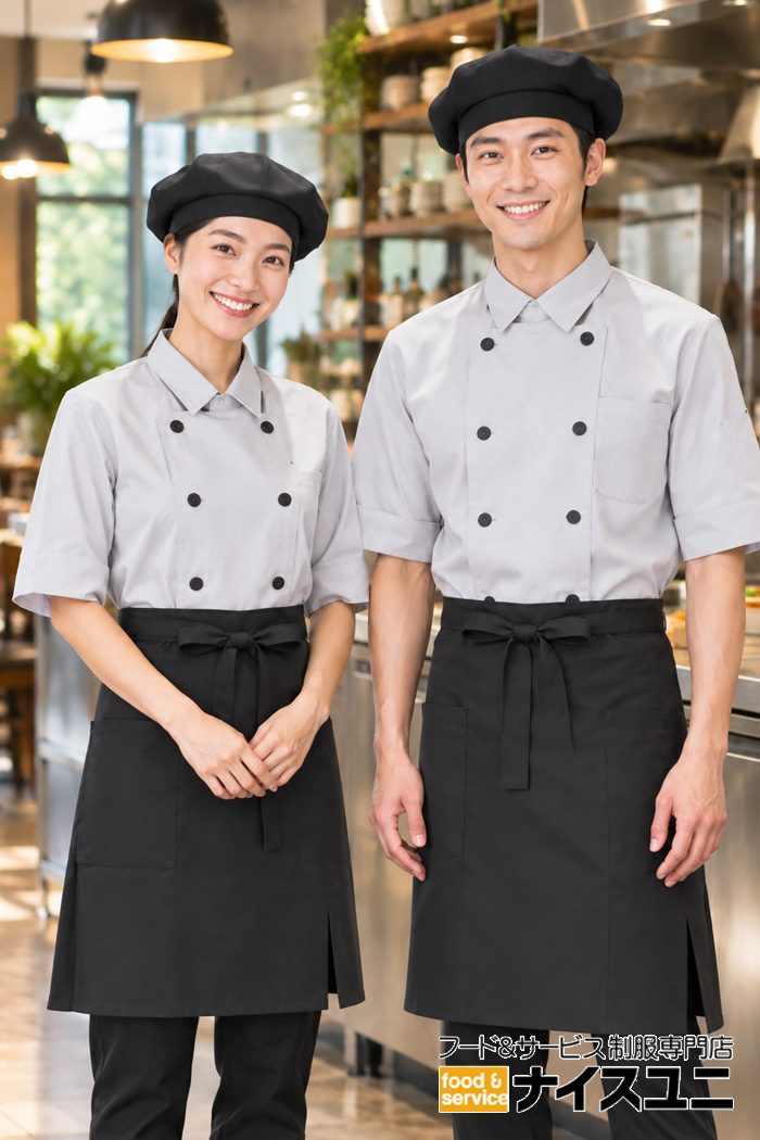 洋食レストランのキッチンスタッフ制服｜グレー×ブラックの明るく親しみやすいコックシャツコーデ｜飲食店販売店ユニフォームはコーディネートから選ぶ【kz0028】