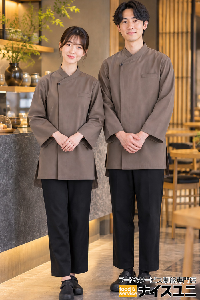 和カフェのホールスタッフ制服｜グレージュの和モダンな7分袖上衣とブラックパンツのスタイリッシュコーデ｜飲食店販売店ユニフォームはコーディネートから選ぶ【sv0084】