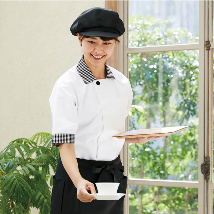 【飲食店・給食施設制服】　五分袖コックシャツ【兼用】 ギンガムチェック柄のエリがかわいいmodel