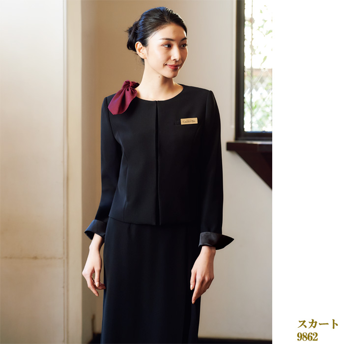 【ホテル・受付制服】　漆黒ブラック ノーカラージャケット　濃く、深く、研ぎ澄まされた「黒」　モデル