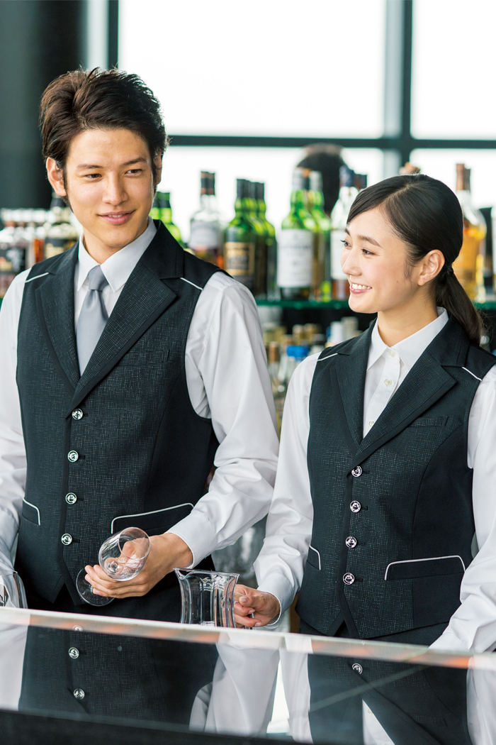 飲食店・サービス制服ユニフォームはコーディネートから選ぶ - ブラック（黒）とグレーベースのモノトーン系ホテル、レストランユニフォームコーディネート。