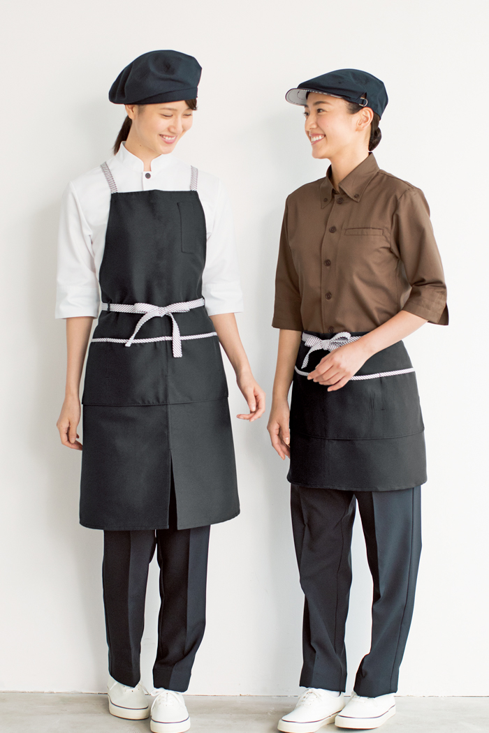 飲食店・サービス制服ユニフォームはコーディネートから選ぶ - シックな黒のエプロンを使った年齢層を問わず幅広く着用できる販売店、飲食店制服コーデ