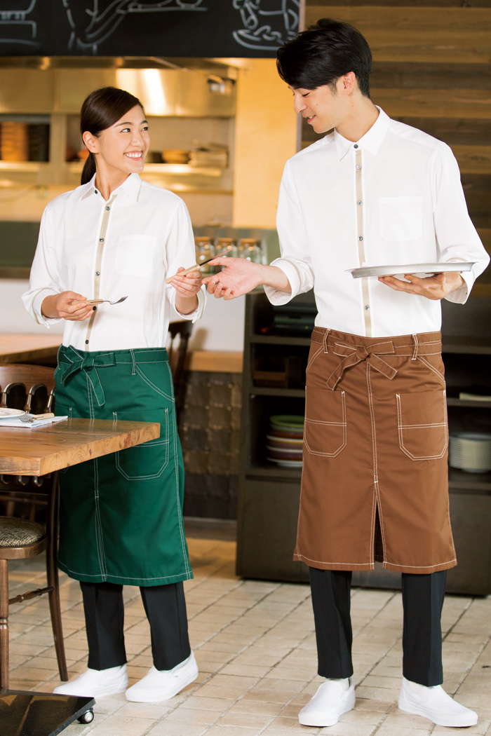 飲食店・サービス制服ユニフォームはコーディネートから選ぶ アクセントの効いたオフホワイトのシャツに白ステッチがとても可愛いエプロンでおしゃれ上級者の飲食店制服コーデ。