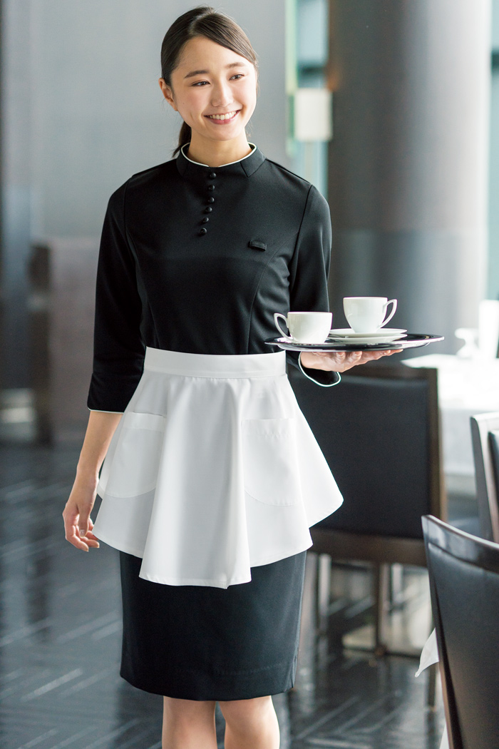 ブラックのシャツとスカート、ホワイトのフリルエプロンで上品な女性を演出する飲食店制服コーデ。