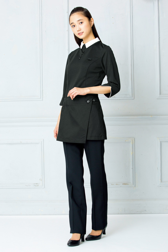 ブラックの七分袖ブラウス、動きやすいパンツ、スッキリシルエットのエプロンでスタイリッシュな高級感を演出する飲食店制服コーデ