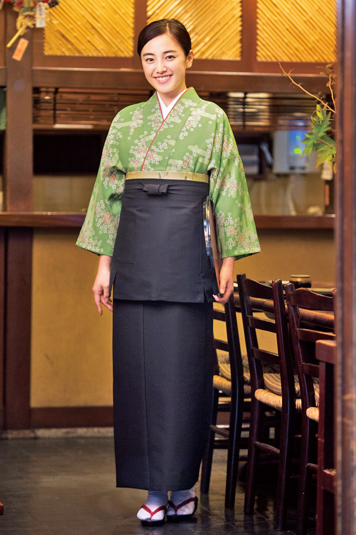 本物の日本の和を感じてもらう　和風飲食店、旅館に合う華やかな桜柄のグリーン系茶衣着スタイル